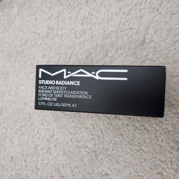 NWT MAC Cosmetics studio radiance face and body foundation in W8 - Picture 1 of 4